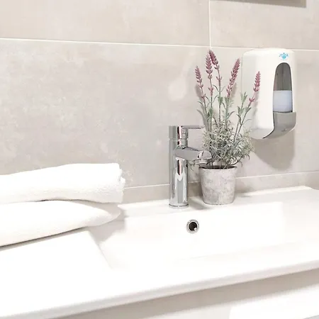 Apartment 2 Bedrooms With Wifi At *